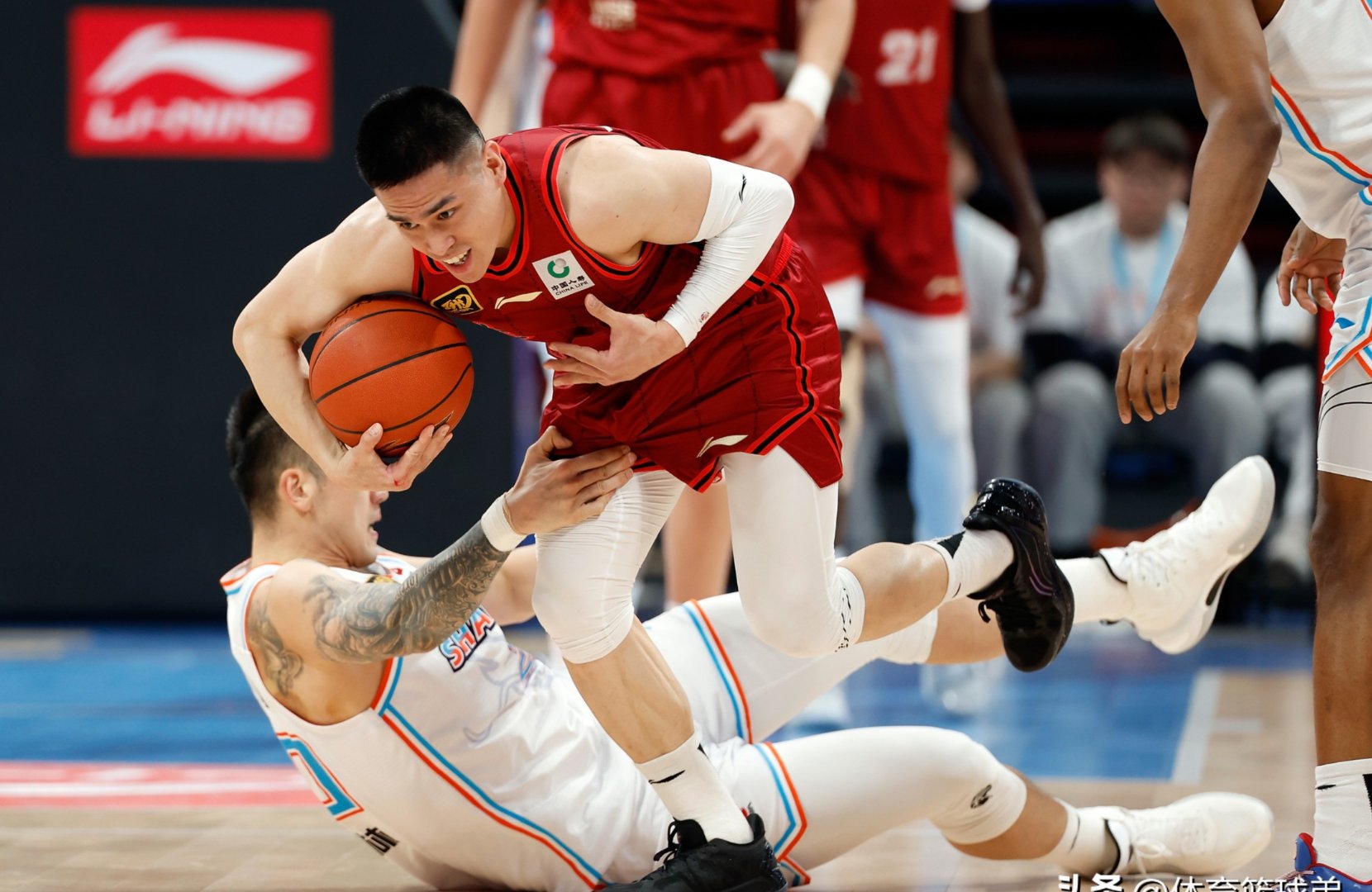 开云体育平台APP-散发出勇气的年轻球员，挑战老将取胜